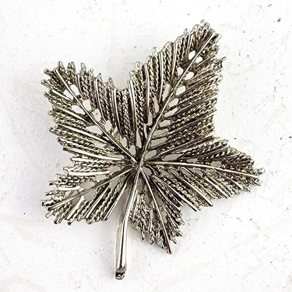 Silvertone Leaf Pin - Picture 1 of 2